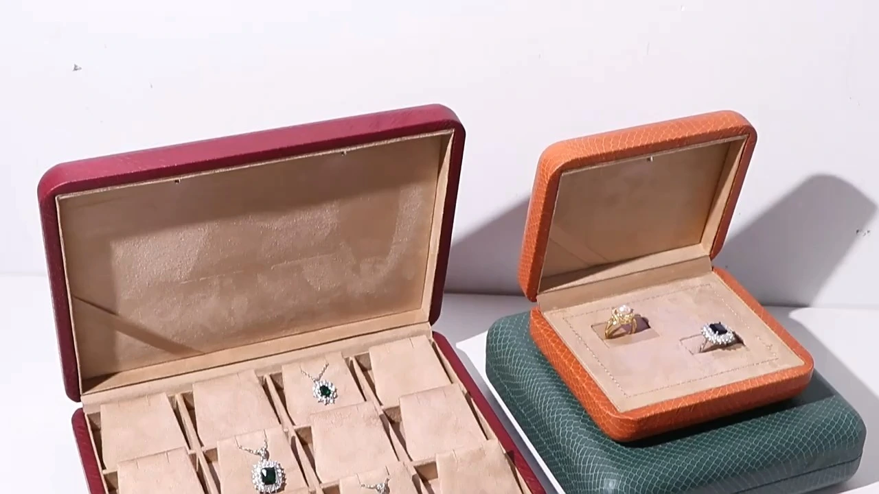 Elegante joyero de piel sintética con estampado de cocodrilo e iluminación LED: incluye anillo, colgante, pendientes y pulsera. 1