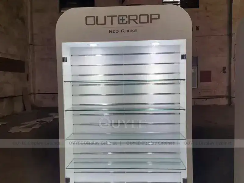 Agencement de magasin de téléphonie mobile aux tons bois et orange, avec panneaux de marque lumineux. 1