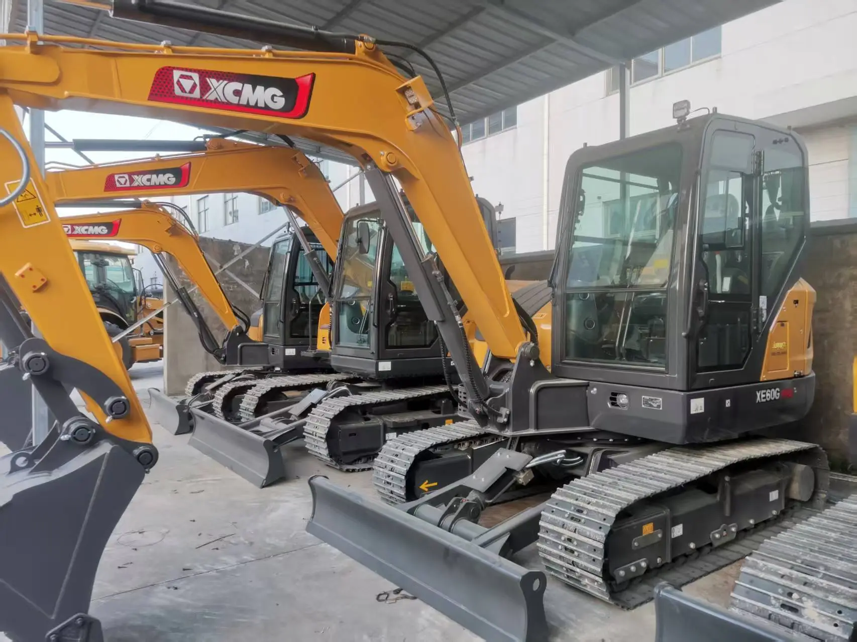 مینی بیل مکانیکی XCMG XE60G 6 تنی با موتور Yanmar و گواهینامه CE 1