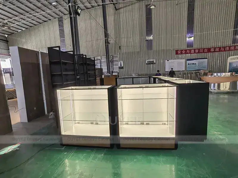 Mobiliário para loja de celulares em tons de madeira e verde, com prateleiras de parede em laminado aconchegante. 1