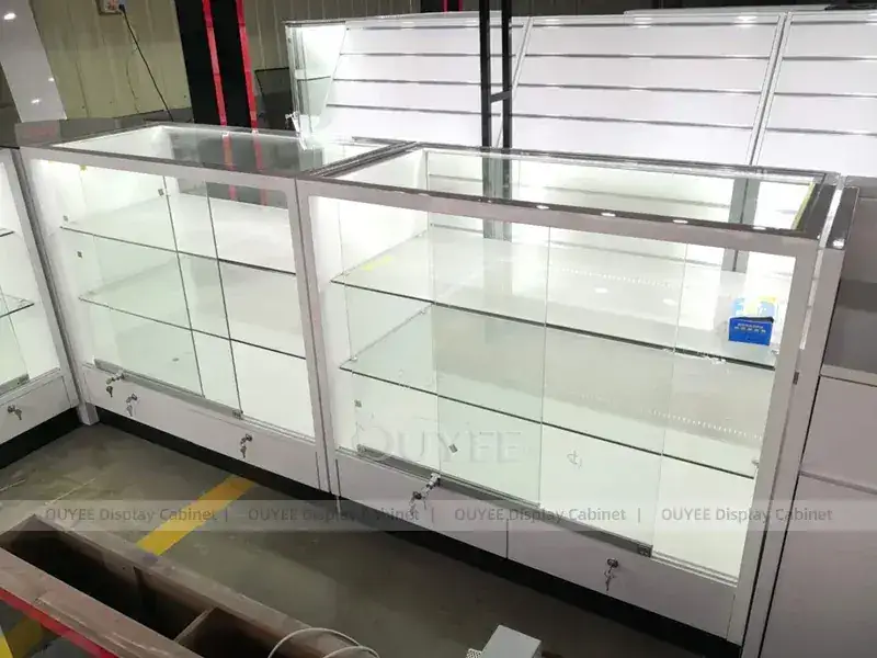 Espositori per negozi di elettronica in bianco e nero con tavolini per dispositivi. 1
