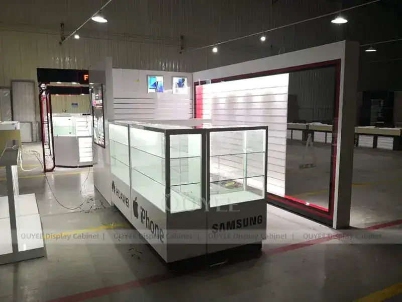 Arredamento per negozio di telefonia mobile bianco e tonalità legno con parete in laminato caldo 1