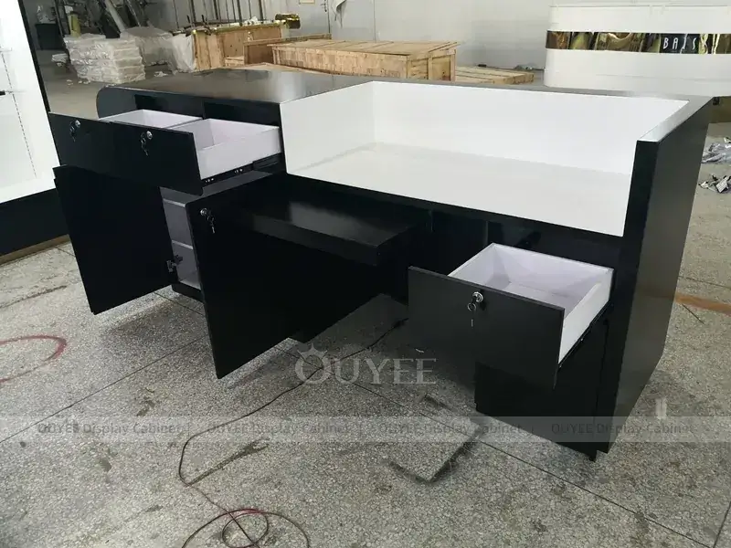 تصميم داخلي كامل لمتجر هواتف محمولة باللونين الأبيض والخشب، مع جدران محيطية مخصصة للهواتف. 1