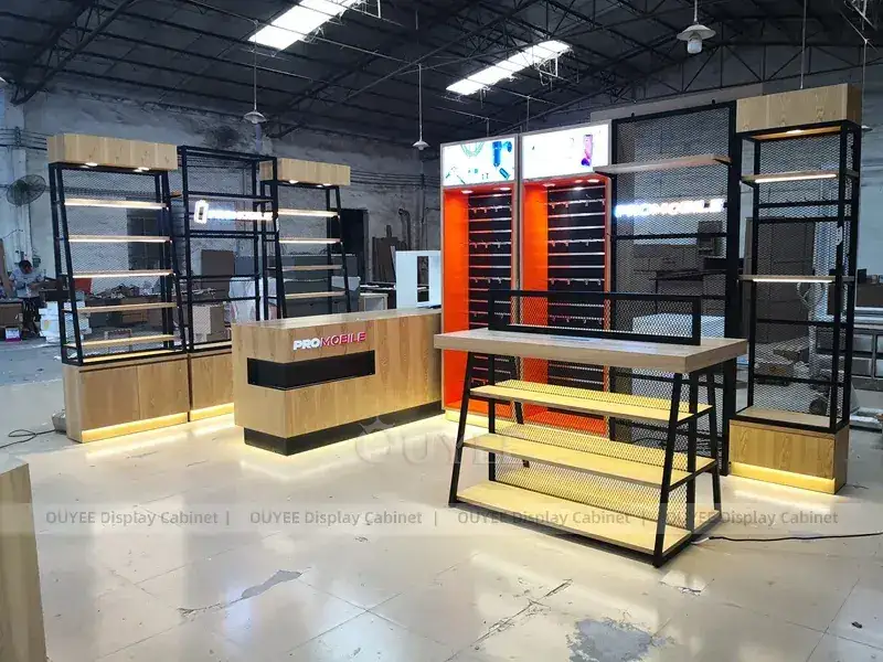 Aménagement intérieur complet d'une boutique de téléphonie mobile, blanc et bois, avec mur périphérique de cabines. 1