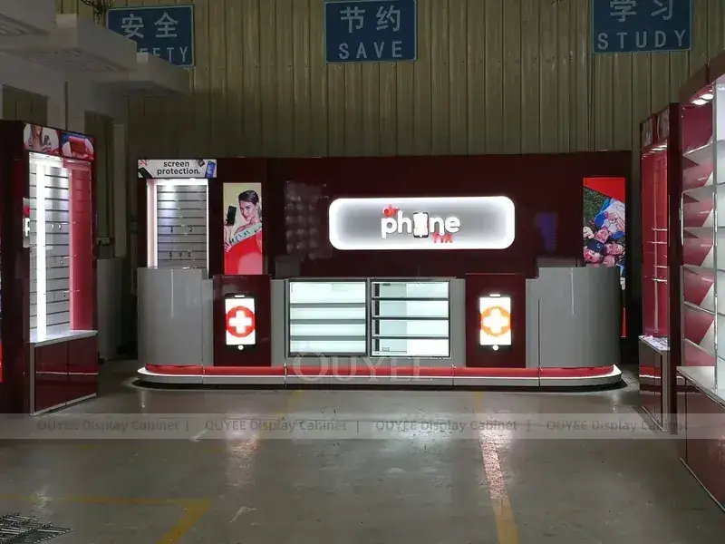 Agencement de magasin de téléphonie mobile aux tons bois et rouge, avec étagères murales en stratifié chaleureux. 1