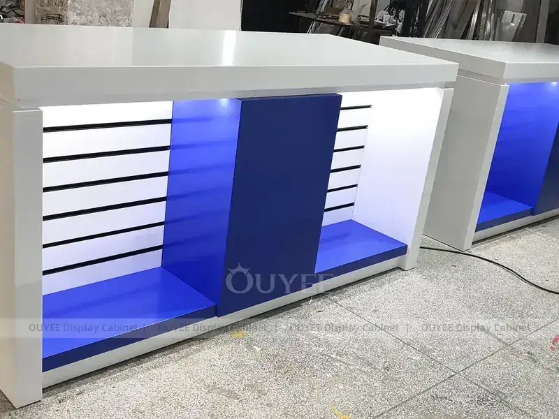 Présentoirs LED blancs et imitation bois pour boutiques de téléphonie mobile, avec éclairage mural froid. 1