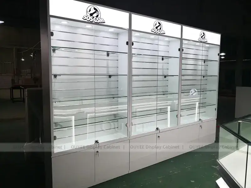 Agencement de magasin de téléphonie mobile blanc et bois avec panneaux de marque lumineux 1