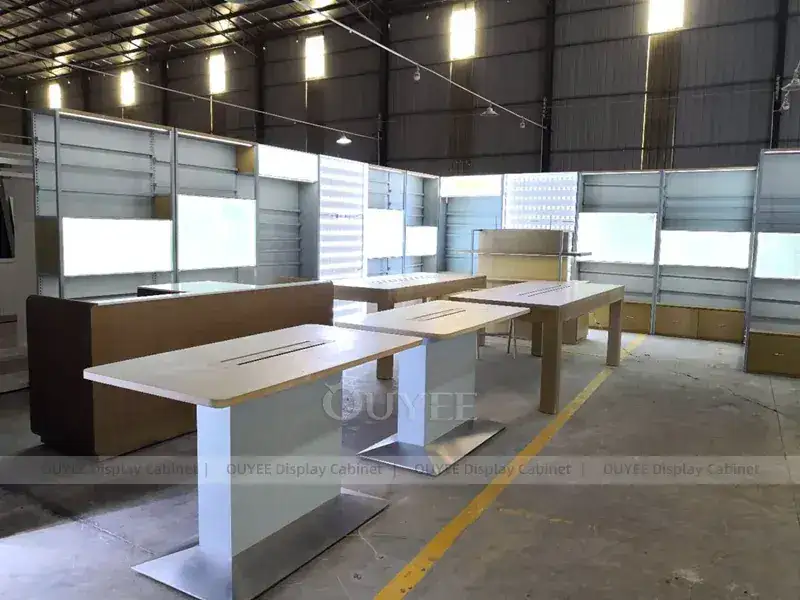 Présentoirs pour magasin d'accessoires de téléphonie mobile, tons bois et LED vertes, avec murs d'accessoires lumineux. 1