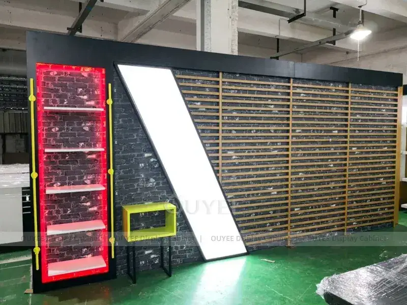 Mobiliário para loja de celulares em tons de madeira e dourado, com painéis de marca em destaque. 1