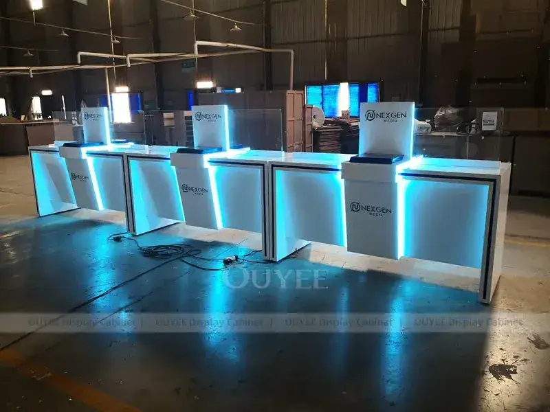 Comptoir vitrine pour téléphones portables en bois et verre doré avec vitrines transparentes 1