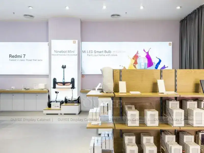 Weiße und goldene LED-Ladeneinrichtungen für Mobiltelefone mit coolen, beleuchteten Wanddisplays 1