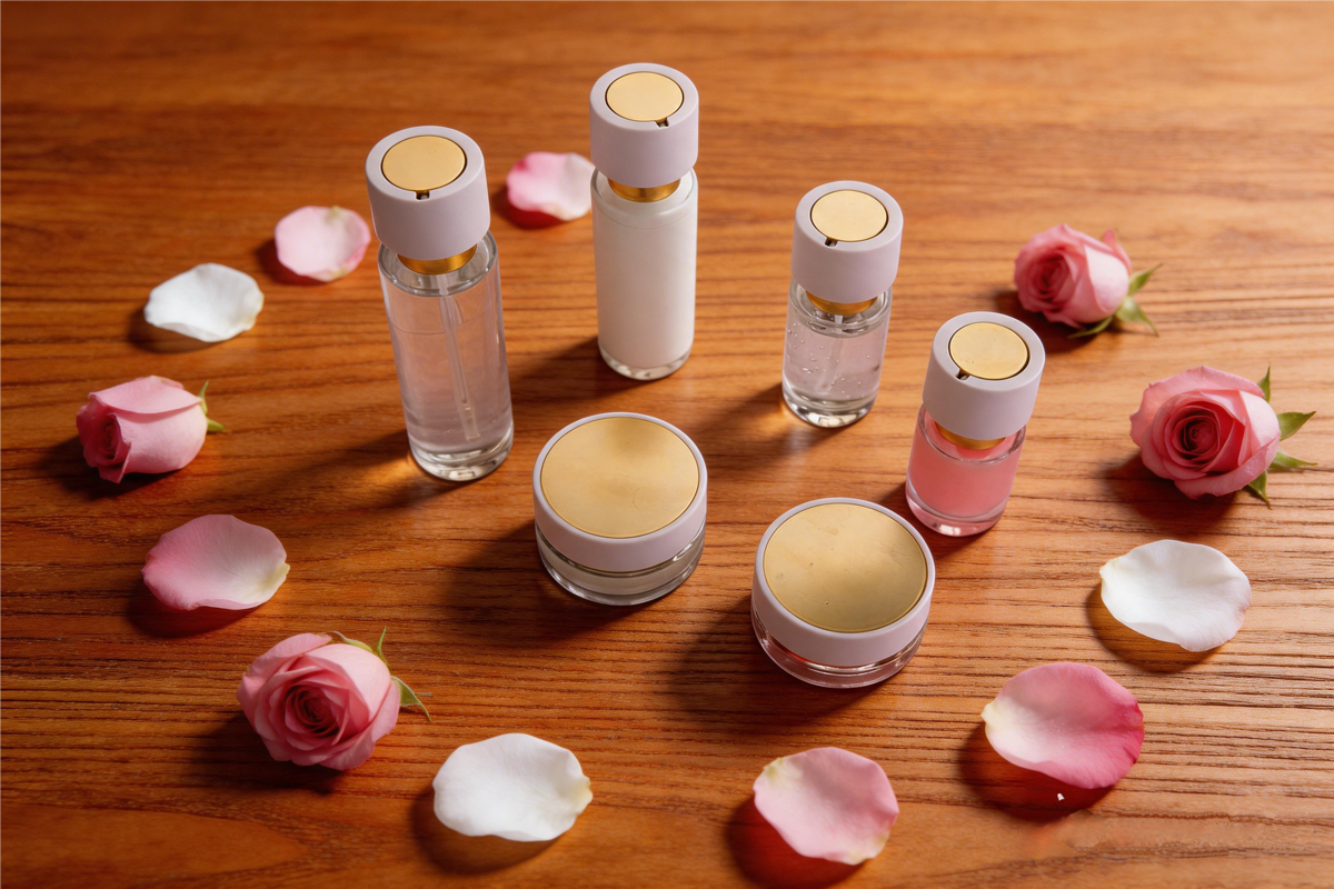 Coleção de luxo elegante para cuidados com a pele em frasco de vidro, com creme para as mãos, spray corporal e creme facial. 8