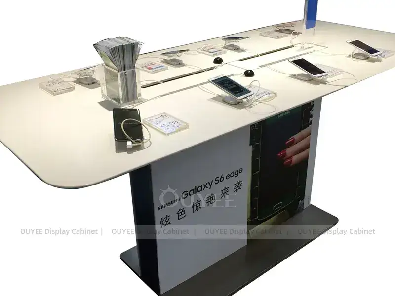 Présentoirs lumineux à LED blanches et vertes pour magasins d'accessoires de téléphonie, avec murs d'accessoires éclairés. 1
