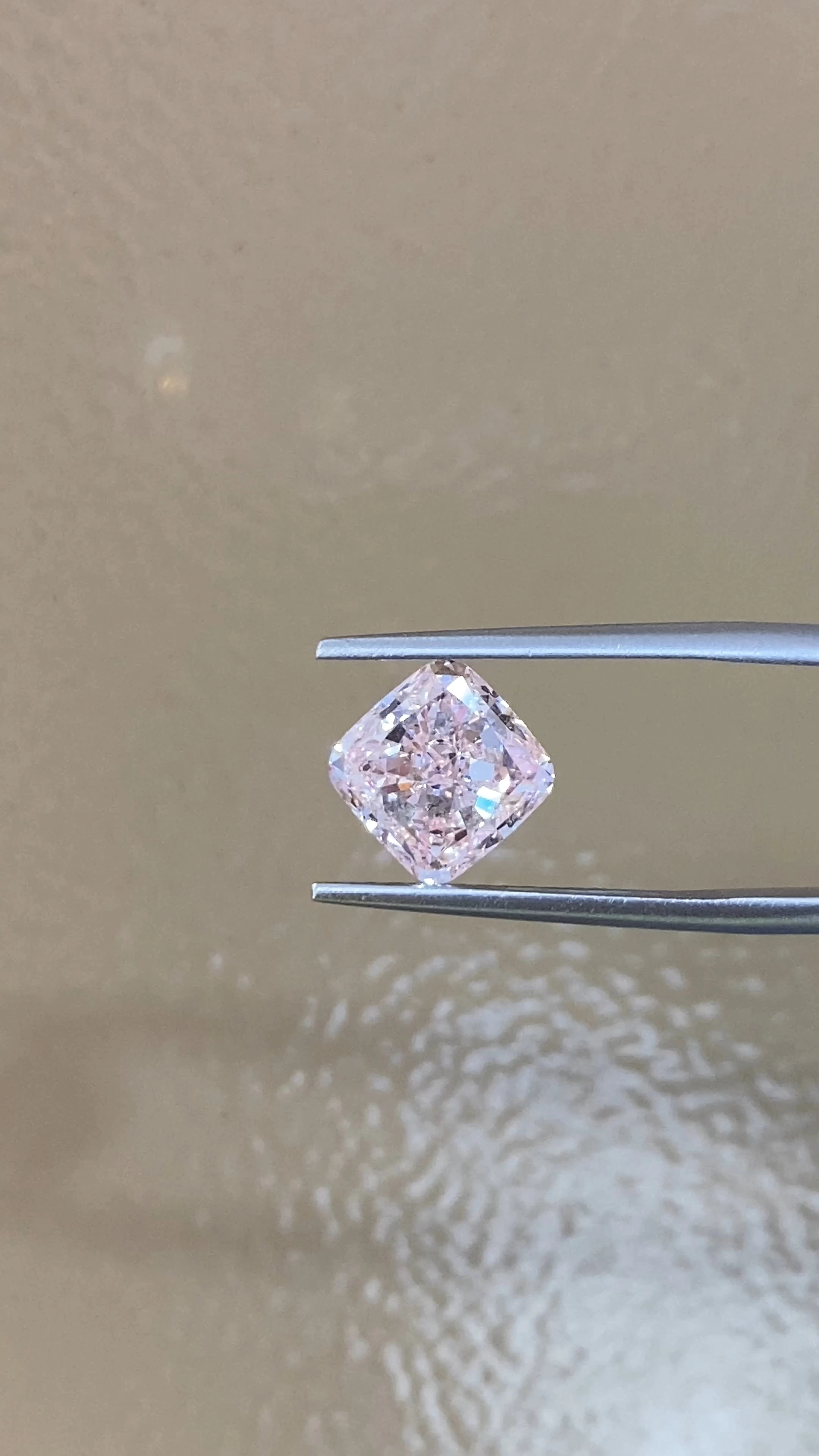 Fancy Pink VVS2 Clarity Cushion-Cut Lab-Grown Diamond 3.40ct IGI:634460571 1