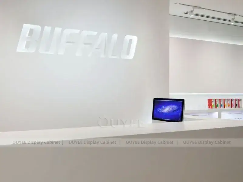 Agencement de magasin de téléphonie mobile aux tons bois et orange, avec étagères murales en stratifié chaleureux. 1