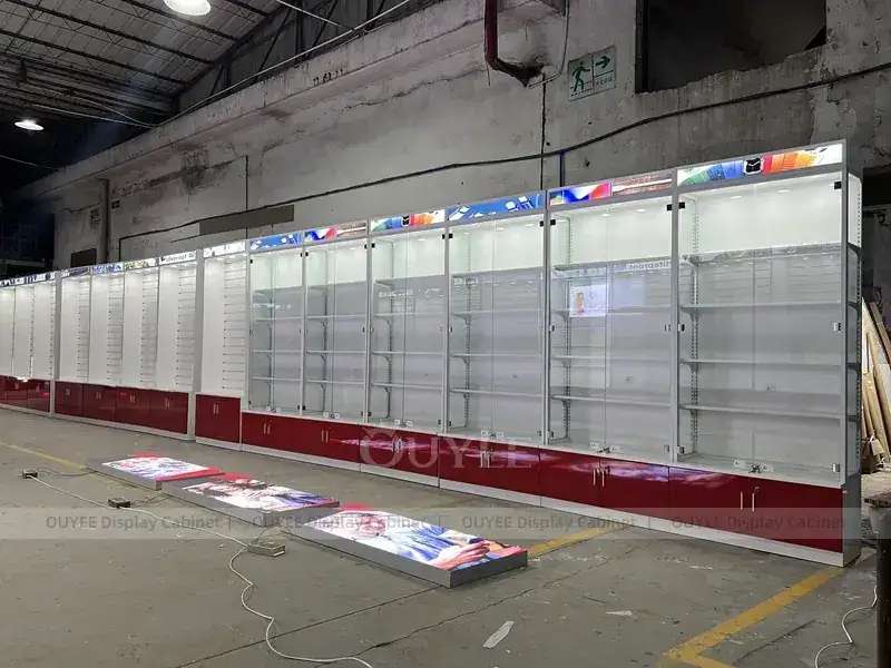 Loja de celulares completa nas cores vermelho e dourado, com paredes dedicadas exclusivamente a celulares. 1
