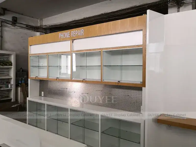 Intérieur complet d'un magasin de téléphonie mobile, couleur or et jaune, avec murs périphériques dédiés aux téléphones. 1