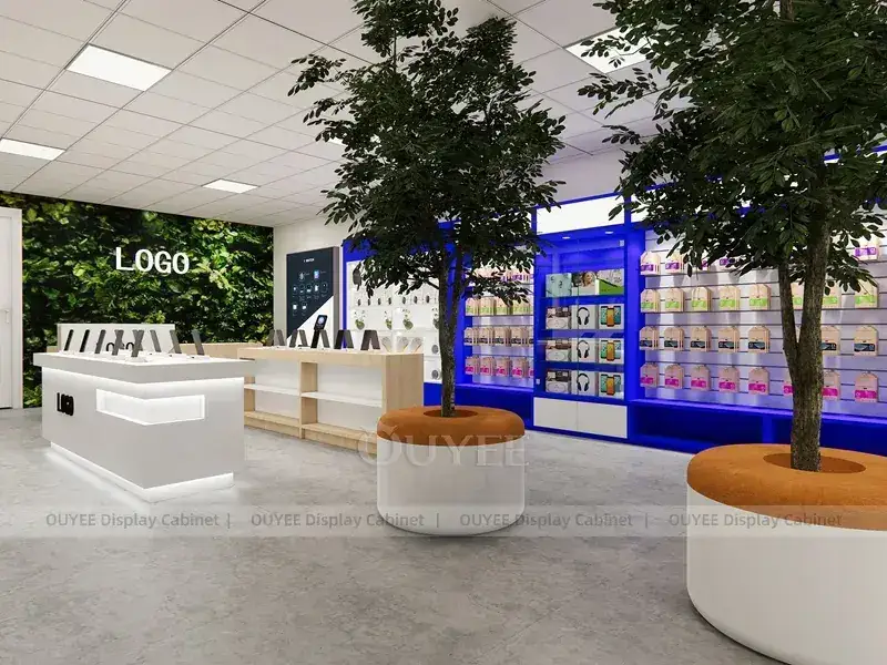 Agencements blancs et boisés pour boutiques de téléphonie mobile avec panneaux de marque lumineux, destinés aux magasins de téléphonie en centre-ville. 1