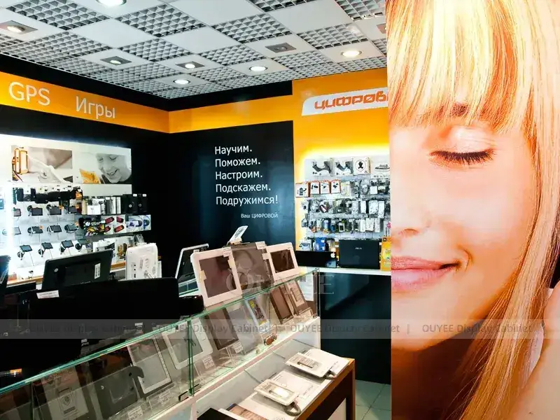 تصميم إضاءة LED باللونين الأسود والخشب لمحلات بيع الهواتف، مع شاشات عرض جدارية بإطارات داكنة، مناسبة لمحلات الإصلاح والصيانة. 1