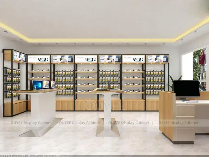 Mobiliário para loja de celulares em tons de branco e madeira com prateleiras de parede em laminado aconchegante para lojas que priorizam a experiência da marca. 1