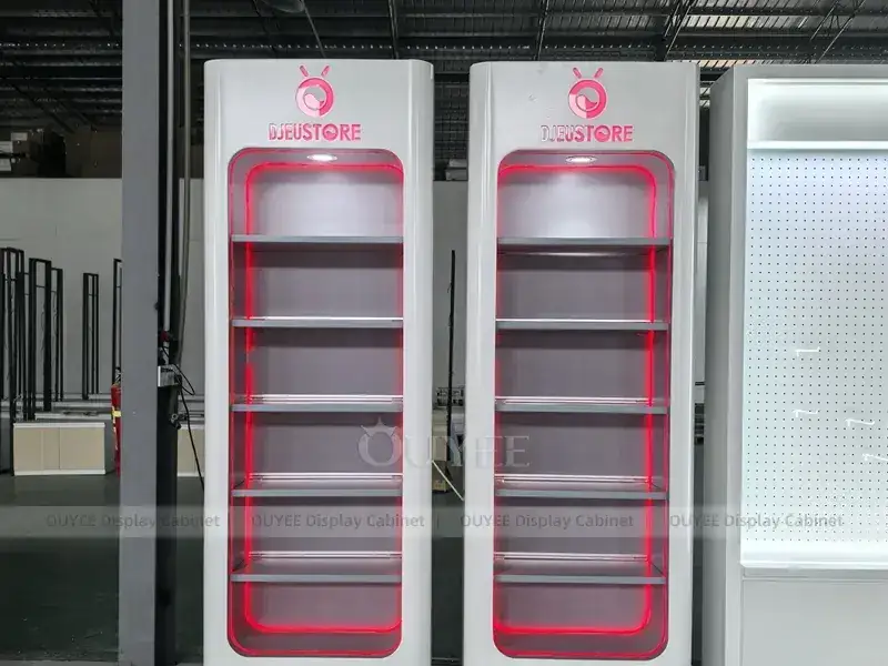 Agencement de magasin de téléphonie avec éclairage LED noir et rouge et présentoirs muraux à cadre foncé pour détaillants de téléphones compacts 1