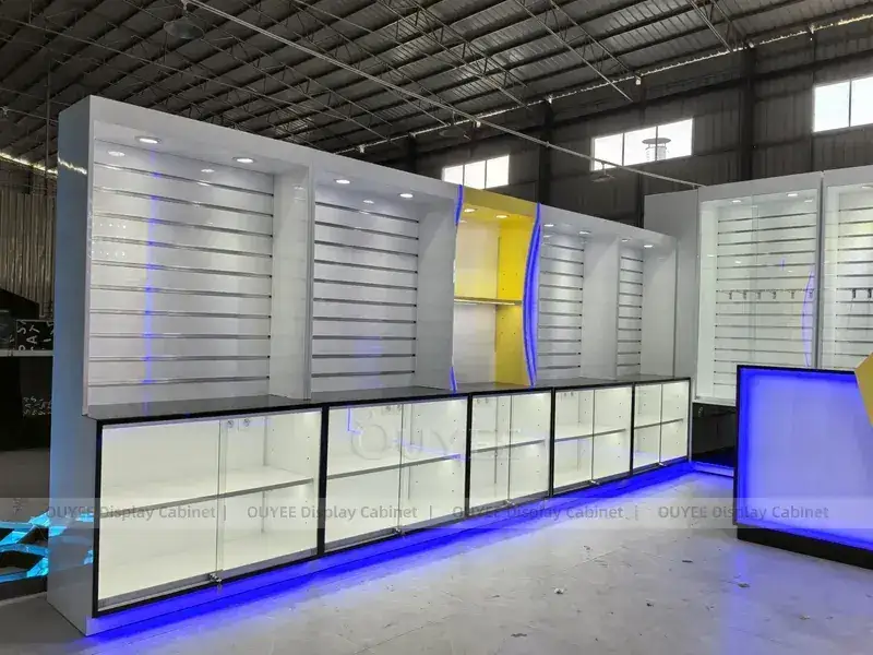 Présentoirs pour boutiques de téléphonie mobile aux tons bois et LED jaunes, avec éclairage mural froid. 1