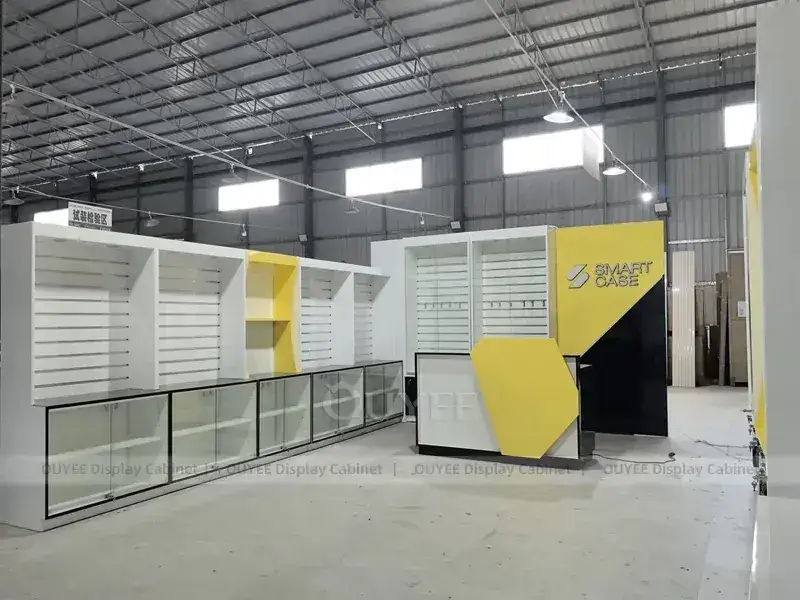 Agencement de magasin de téléphonie mobile aux tons bois et jaune, avec panneaux de marque lumineux. 1