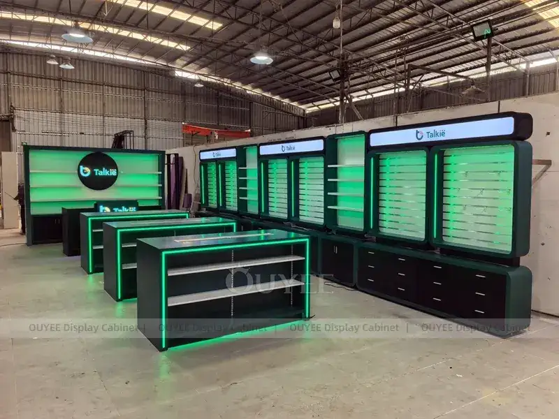 تصميم إضاءة LED باللونين الأسود والخشب لمحلات بيع الهواتف، مع شاشات عرض جدارية بإطارات داكنة، مناسب لمحلات بيع الهواتف في الشوارع الرئيسية. 1