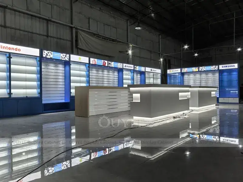 تصميم تجهيزات متجر هواتف بتقنية LED باللونين الأسود والأزرق مع شاشات عرض جدارية بإطارات داكنة 1