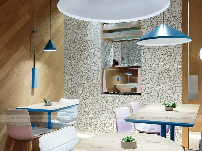 Aménagement intérieur de café en bois orange avec bar à boissons lumineux pour projets de cafés indépendants 1