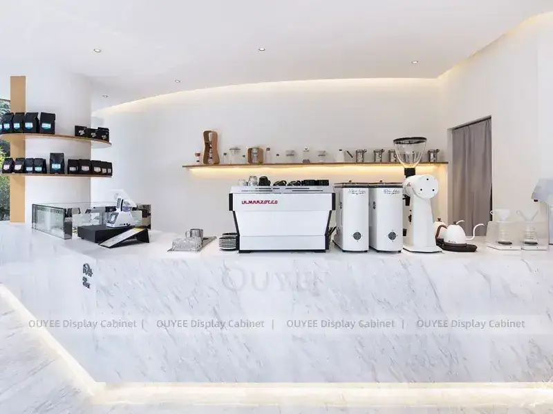 Aménagement intérieur de café en bois blanc avec auvent à lumière chaude et tableaux de menus pour projets de cafés indépendants 1