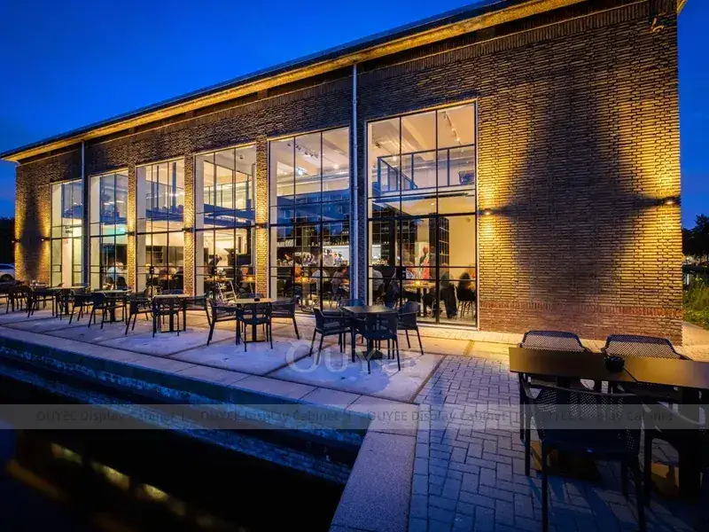 Aménagement intérieur de café en bois noir avec bar à boissons lumineux pour projets de cafés indépendants 1