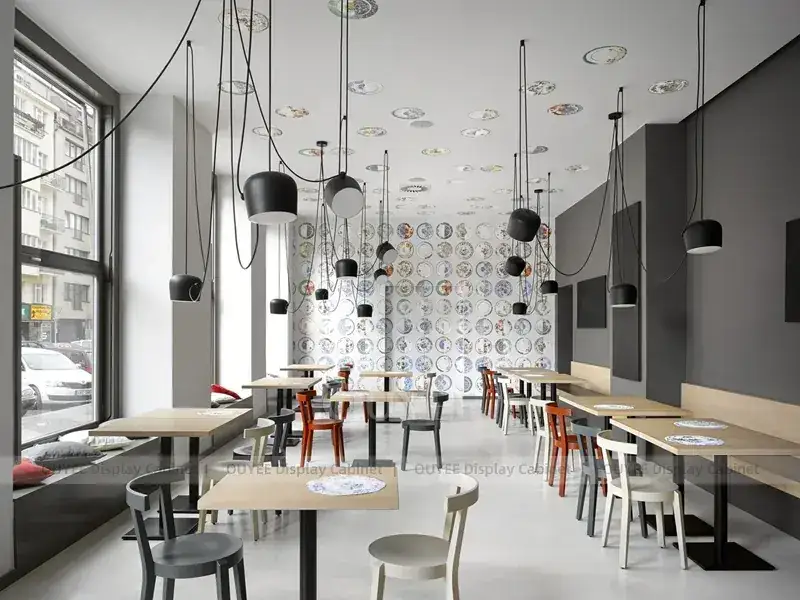 Bedienungstheke in Holzoptik mit goldenem Goldton, warmem Lichtbaldachin und Menütafeln für unabhängige Café-Projekte 1