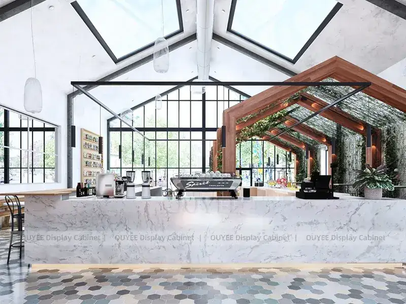 Comptoir vitrine en bois doré pour café et boulangerie, avec façade jaune et mur de bouteilles, idéal pour les cafés indépendants. 1