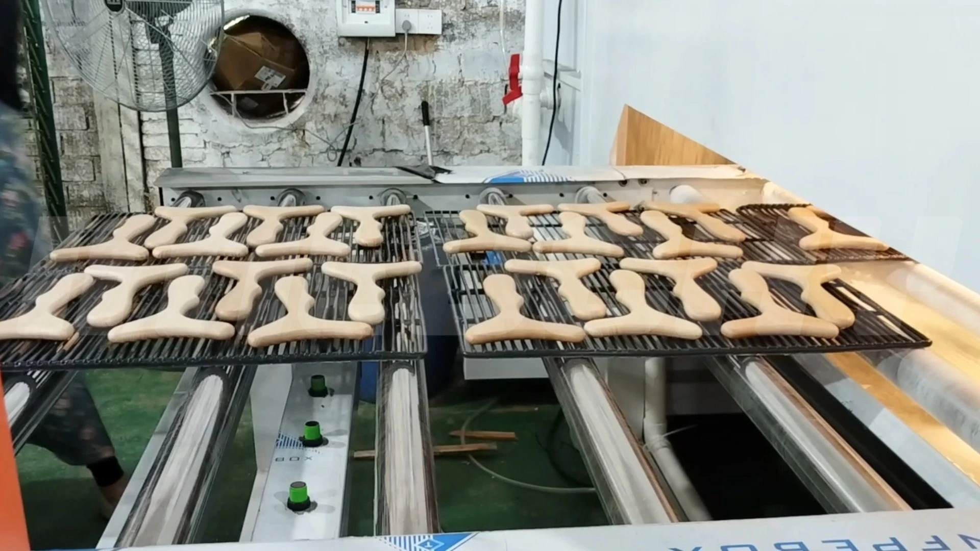 Automatic reciprocating spraying machine for wooden gold ornaments 1