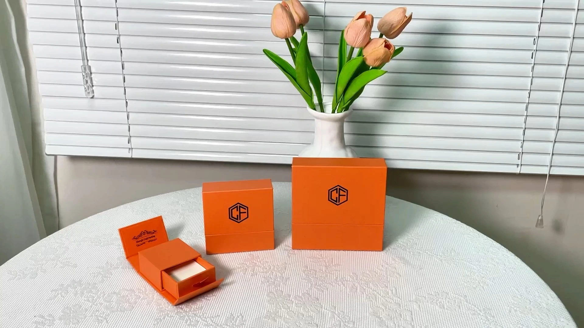 Coffret à bijoux magnétique de luxe CF Custom avec tiroir, en carton premium, pour bagues, boucles d'oreilles et colliers. 1