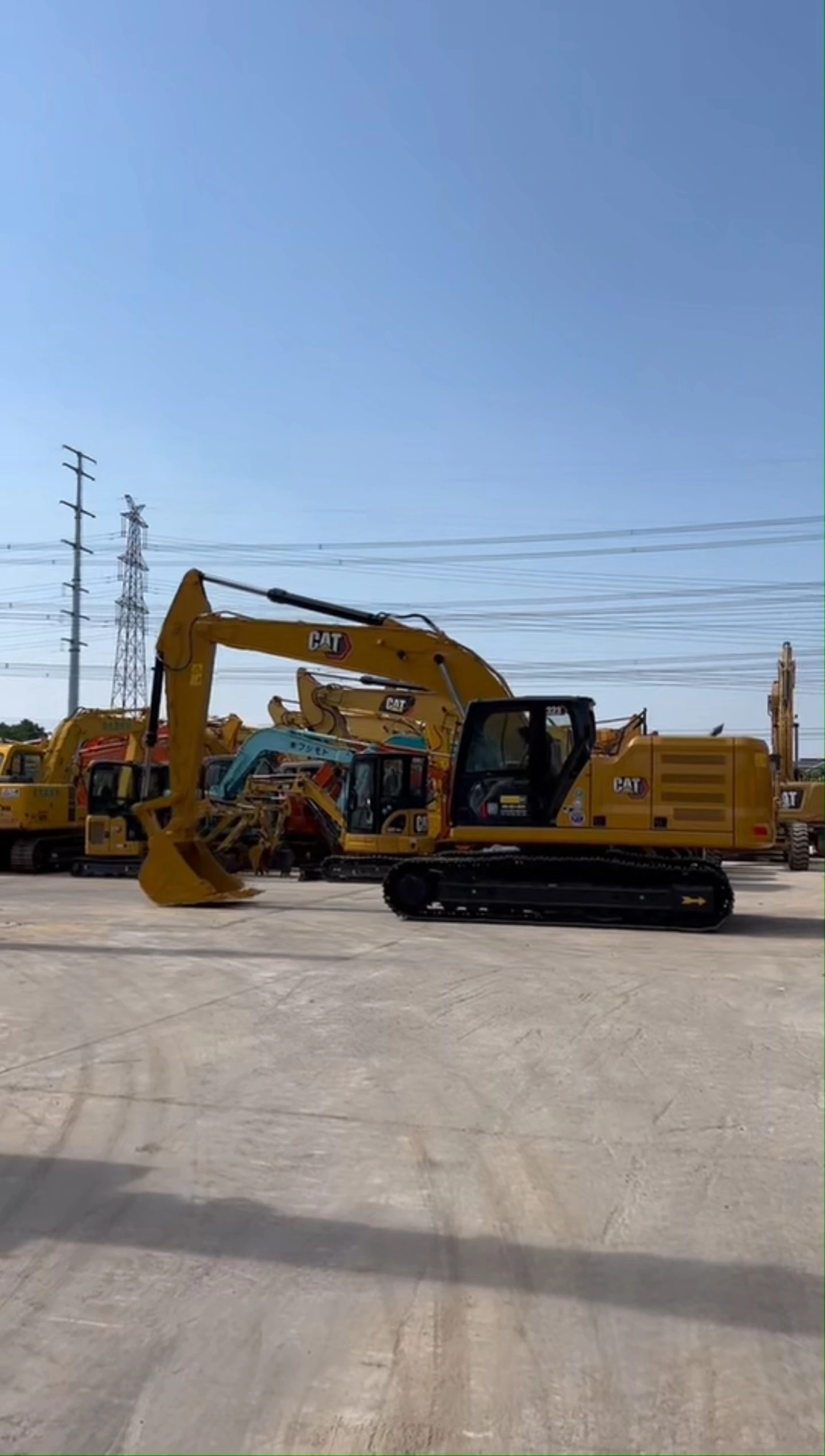 Excavadora Caterpillar 323 usada, de tamaño mediano, 23 toneladas, en buen estado. 1