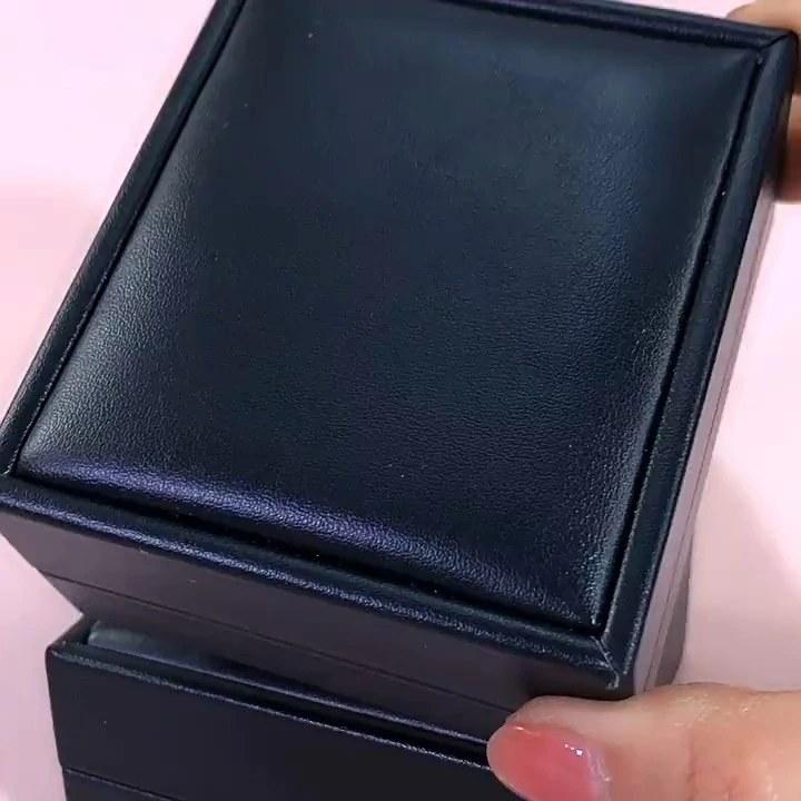 Nueva caja de joyería cuadrada de piel sintética brillante para anillos, colgantes y pulseras. 1