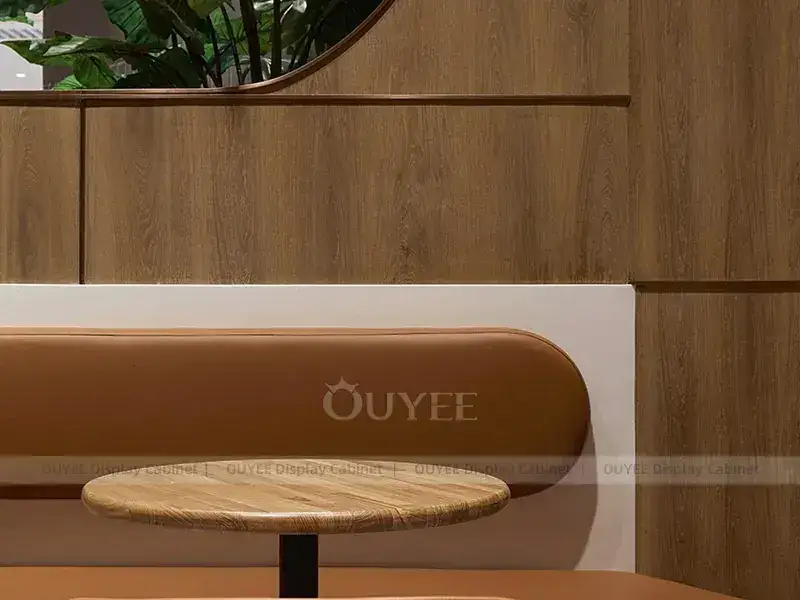 Mobiliário para interiores de cafeterias em tons de madeira branca com balcão de serviço de bebidas iluminado, ideal para projetos de cafés independentes. 1
