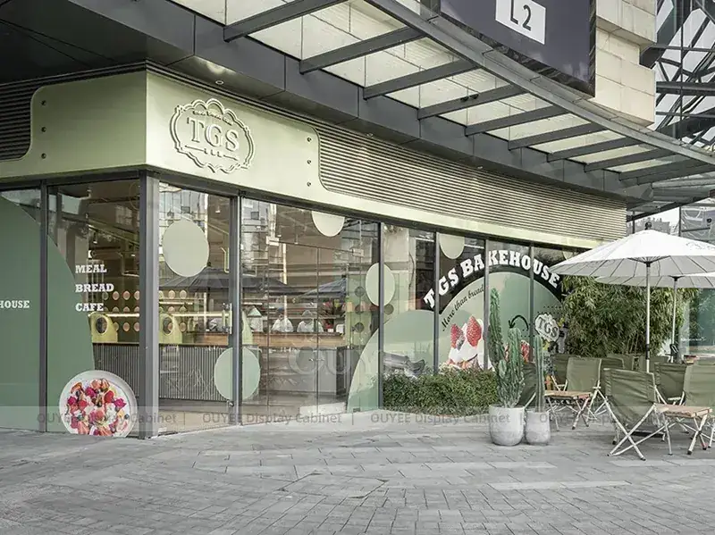 Inneneinrichtung für Cafés in Holzoptik mit goldener Farbe, warmem Licht, Baldachin und Menütafeln für unabhängige Café-Projekte 1