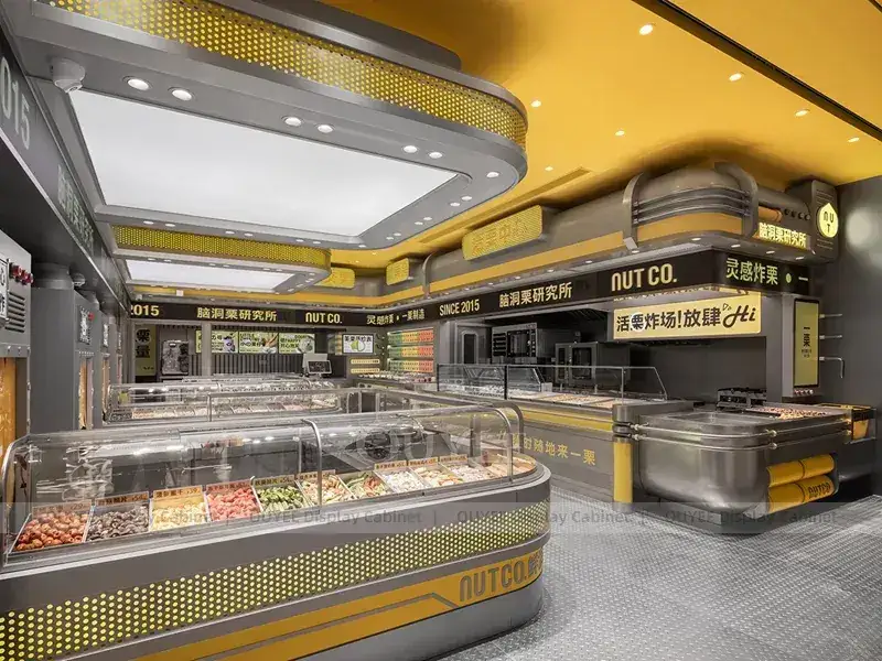 Arredamento per interni di caffetterie in legno color oro con bancone giallo e parete con bottiglie, ideale per chioschi di caffè nei centri commerciali. 1