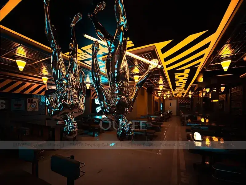 Aménagement intérieur de café en bois noir avec auvent à lumière chaude et tableaux de menus pour comptoirs de bubble tea 1