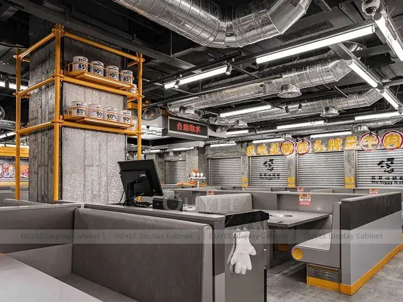 Aménagement intérieur de café avec bar à boissons lumineux, tons bois et or, pour projets de cafés indépendants. 1