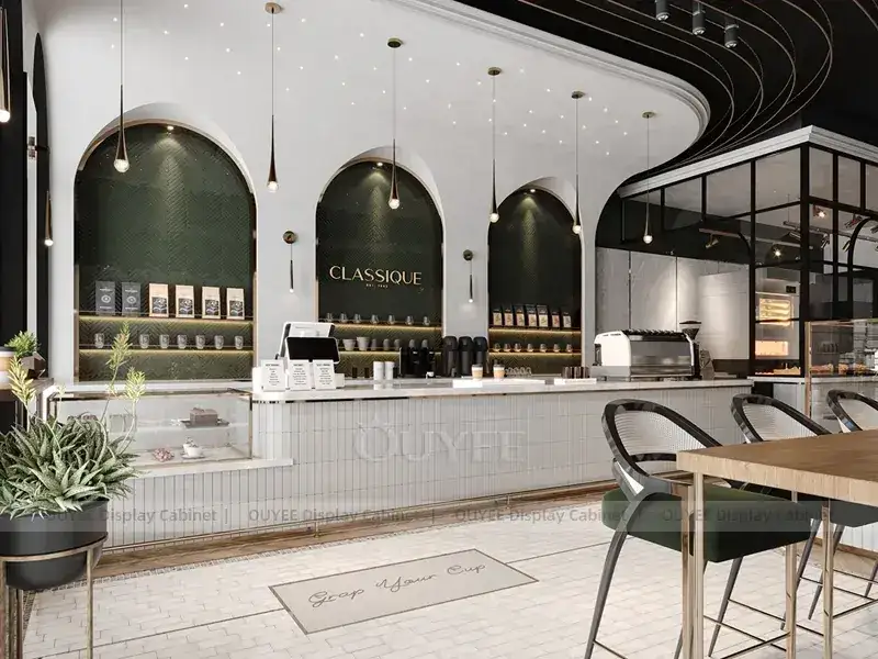 Schwarze, holzfarbene Café-Servicetheke mit gelber Thekenfront und Flaschenwand 1