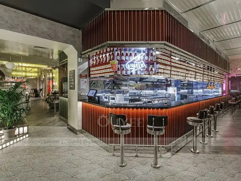 Inneneinrichtung im Café-Stil mit Holzoptik und goldener Tischplatte, geschwungener Rückwand und Menüanzeige 1