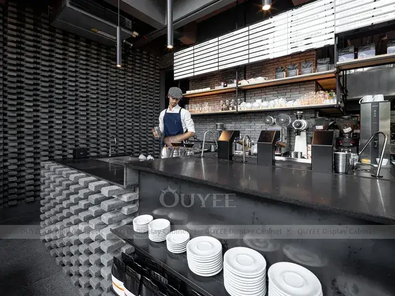 Arredamento per interni di caffetterie in legno nero con finiture dorate e vetrina in vetro, ideale per panetterie e caffetterie. 1