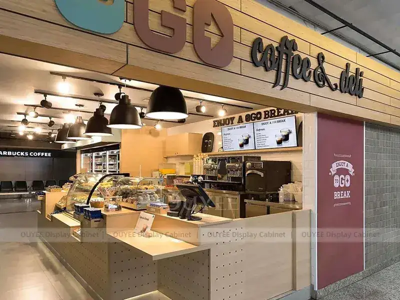 Inneneinrichtung für Cafés in Holzoptik mit goldenen Zierelementen und Glasvitrine für Bubble-Tea-Theken. 1