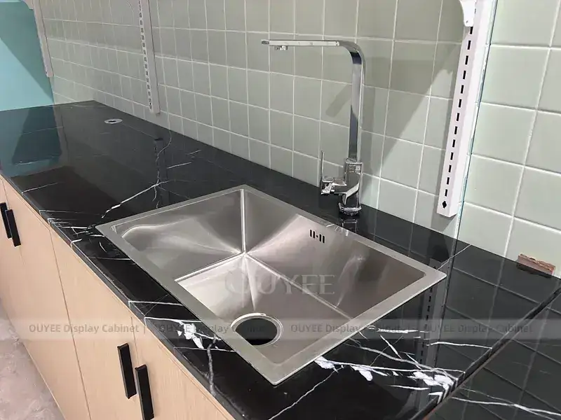 Aménagement intérieur de café bleu sarcelle aux tons boisés avec présentoir à boissons aux couleurs fraîches 1