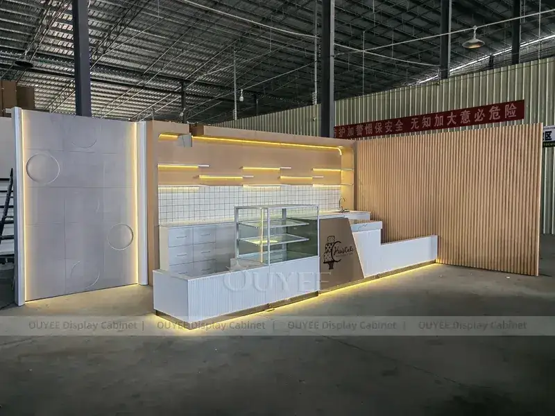 Comptoir de service de café en bois doré avec auvent à lumière chaude et panneaux de menu pour kiosques à café de centre commercial 1