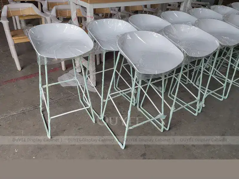 Bancone bar in legno color arancione con frontale giallo e parete portabottiglie. 1